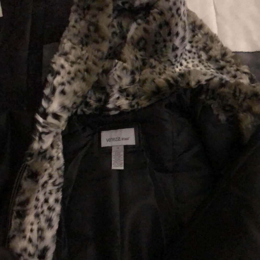I’m selling a women veniza jacket Black at the end with the hoodie an animal pri